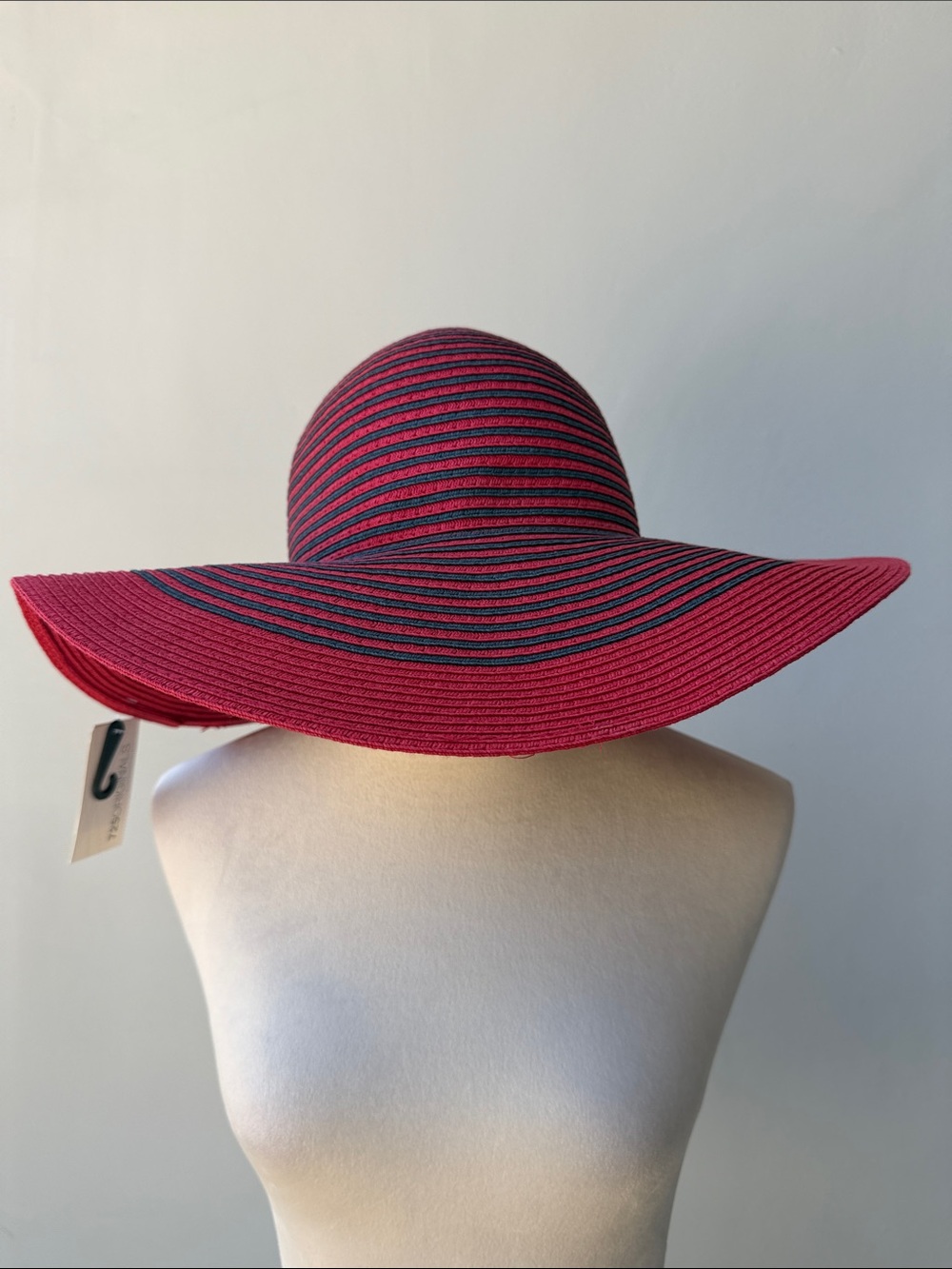 Extra Wide Brim Floppy Packabke Foldable Striped Sun Hat - Red & Black